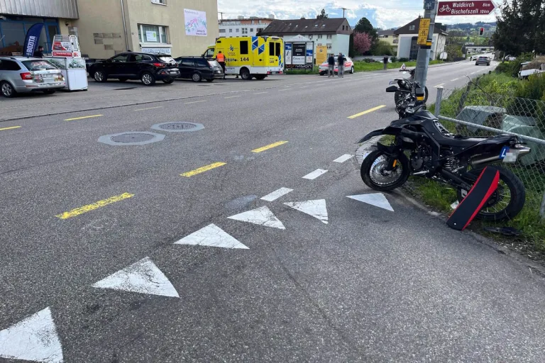 Unfall zwischen Motorrad und Pkw in Gossau SG