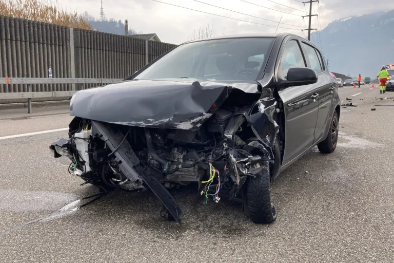Niederurnen GL - Totalschaden nach Unfall auf der A3