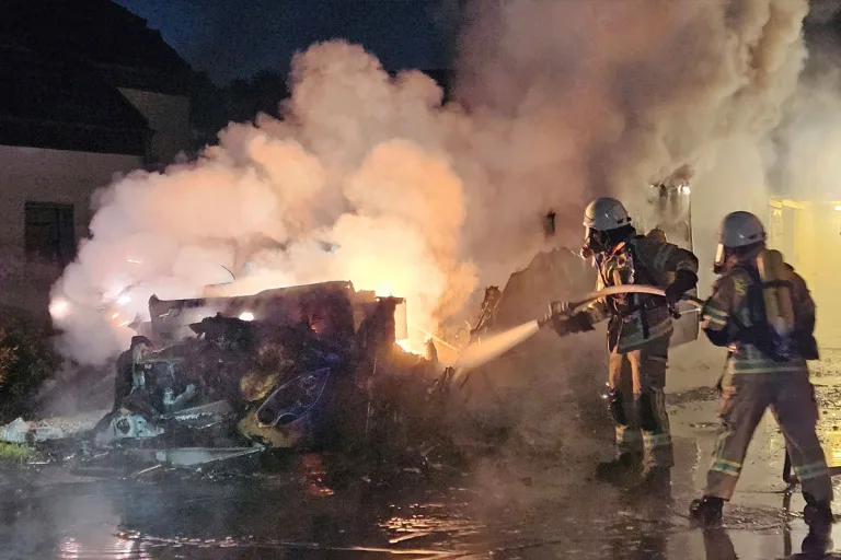 Reisemobil in Vollbrand in Goch NW – Feuerwehr verhindert Übergreifen auf Häuser
