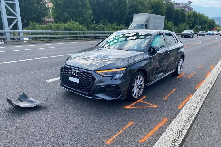 Hünenberg ZG – Unfall auf der A4 nach Spurwechsel – erhebliche Verkehrsbehinderungen