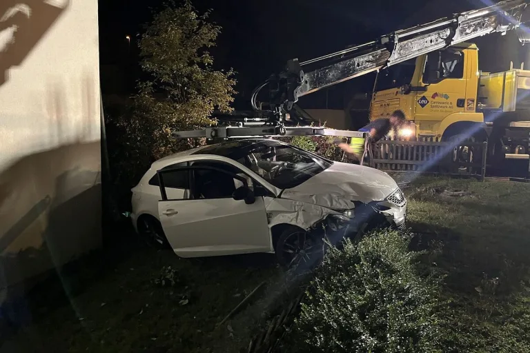 Oberwil BL - Verunfallt und in einem Garten gelandet