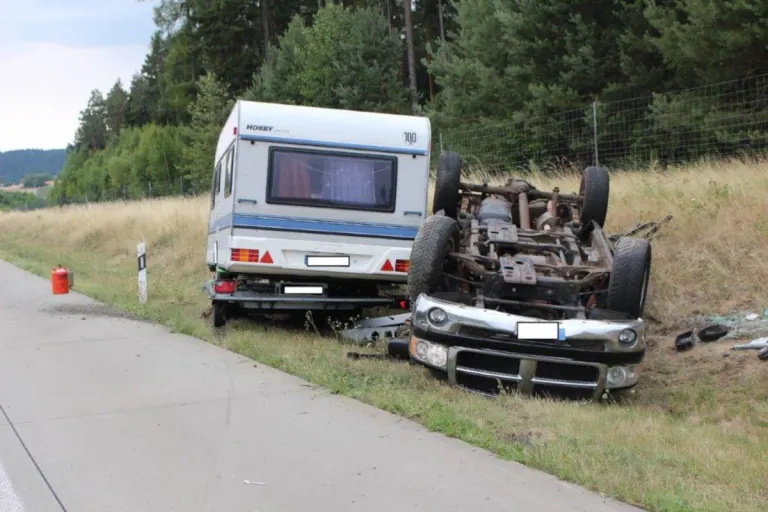 Schleiz – Fahrzeuggespann überschlagen, Insassen verletzt