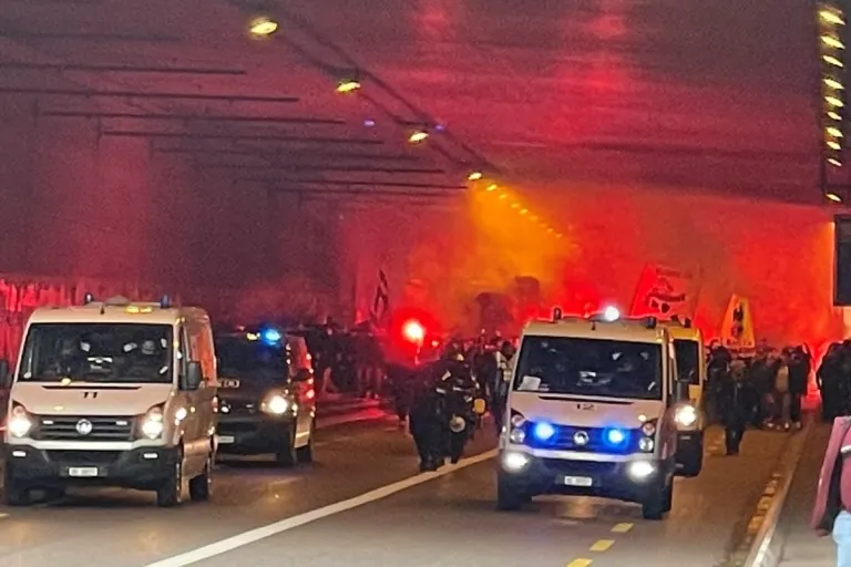 Basel Stadt - Fussballfans marschieren durch die Stadt