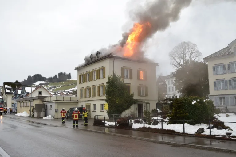 Waldstatt AR - Brand in Mehrfamilienhaus