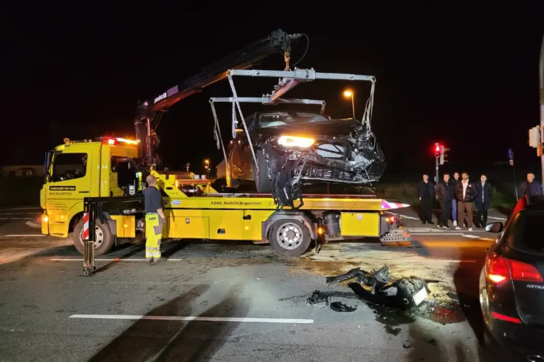 Unfall in Schiffdorf - Fahrzeuge kollidieren frontal - zwei Personen im Krankenhaus