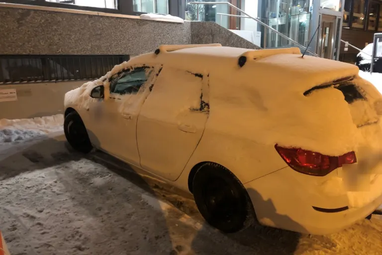 Andermatt UR - Auto mit vereisten sowie schneebedeckten Autoscheiben angehalten