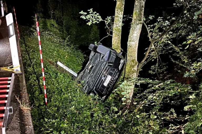 Buchs ZH - Heftig mit einem Baum kollidiert 