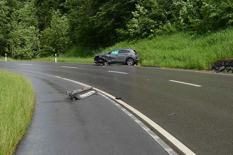 Rehetobel AR - Lastwagenanhänger auf Gegenfahrbahn ausgeschert und gegen Auto gekracht!