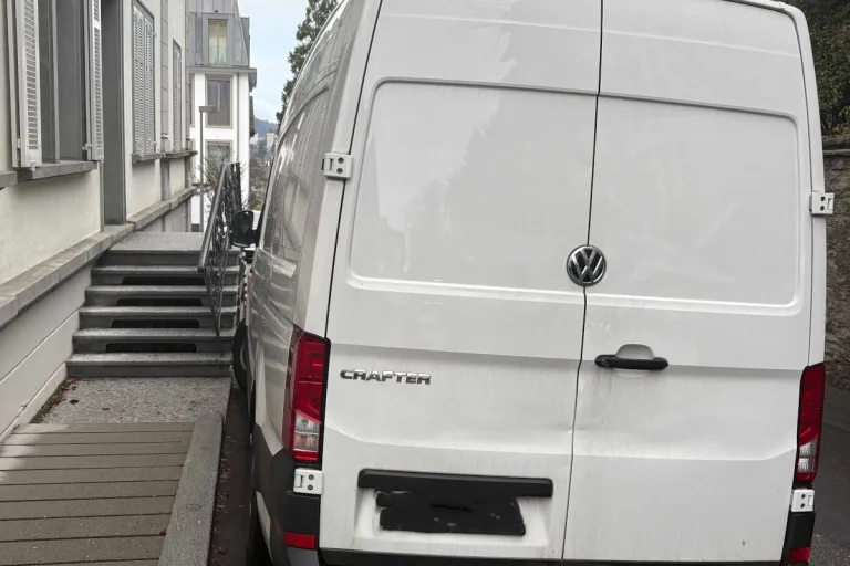 Stadt Luzern – Ungesicherter Lieferwagen rollt talwärts