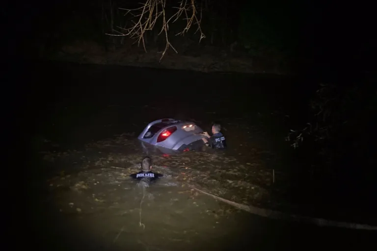  Unfall in Uznach SG - Auto versinkt im Steinenbach 