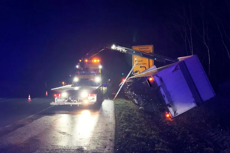 Unfall in Marienmünster - LKW mit Obst und Gemüse kommt von der Fahrbahn ab