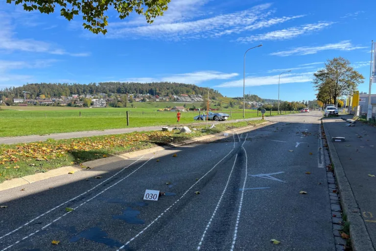Neftenbach ZH – Zwei Verletzte nach Selbstunfall