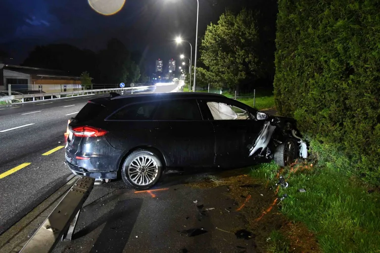 Chur GR – Bei Unfall in Leitplanke gekracht