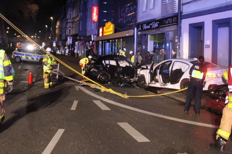 Aachen - Autorennen in der Innenstadt endet tragisch
