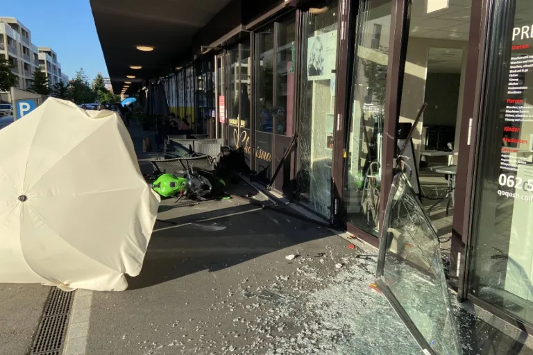 25-Jähriger verliert in Suhr AG Kontrolle über Töff und prallt in Schaufenster!