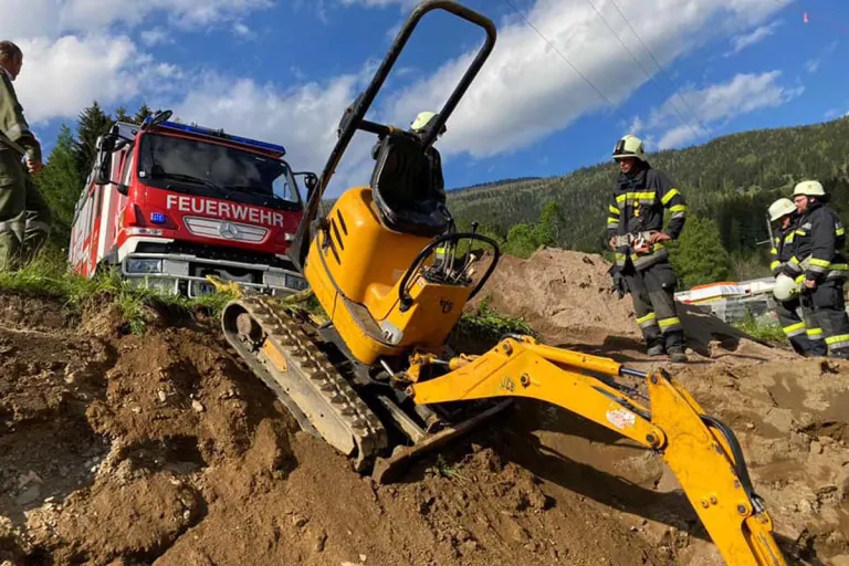 Arbeitsunfall in Arriach - Arbeiter fiel aus Bagger in Baugrube