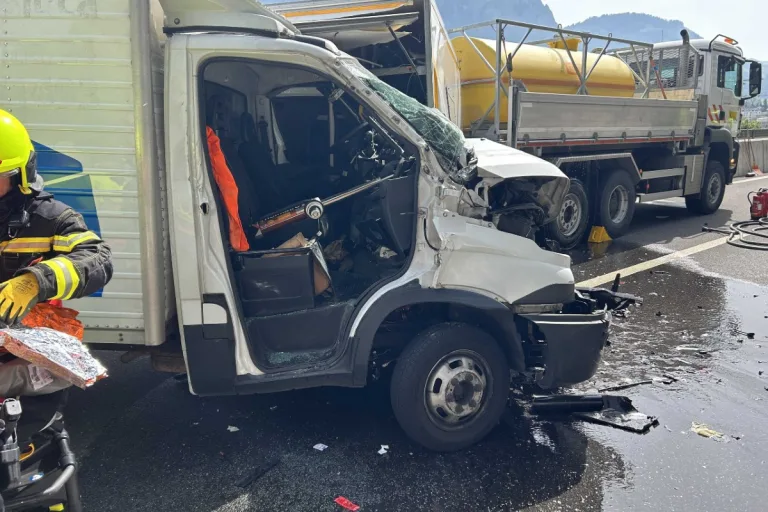 Baustellen-Drama in Seewen SZ - Lieferwagen prallt auf stehenden Arbeitsanhänger auf A4 - eine Person tot mehrere Verletzt
