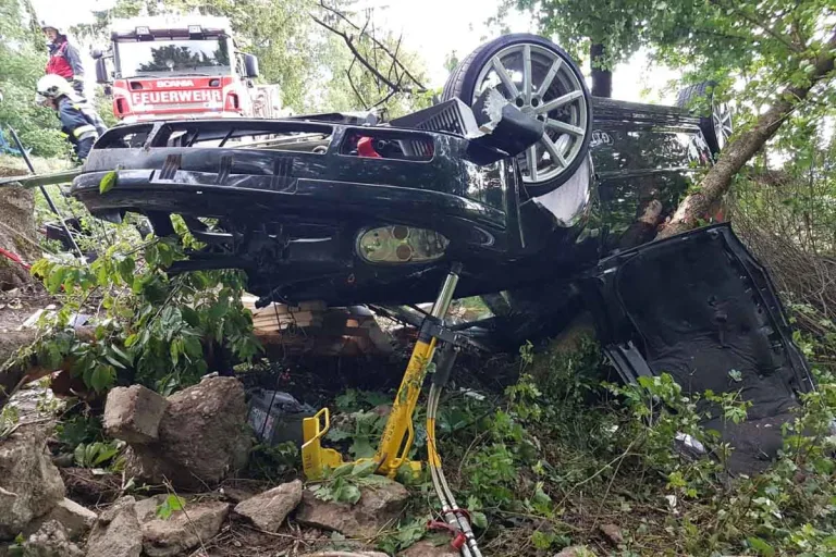 Spektakulärer Unfall in Gstocket - 19-Jähriger kam von der Fahrbahn ab