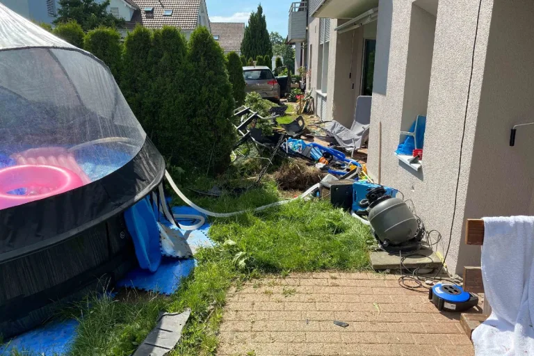 Verkehrsunfall in Baar ZG - Ab durch die Hecke