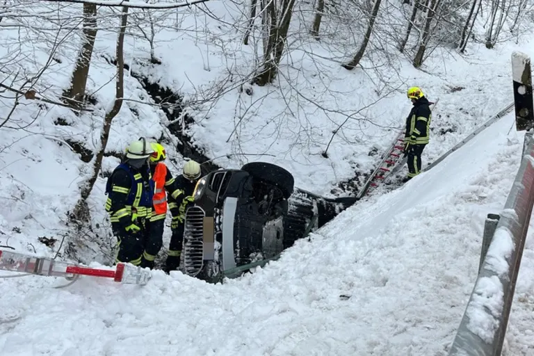 Bad Berleburg – Fünf Verletzte nach Unfall von BMW bei Schnee