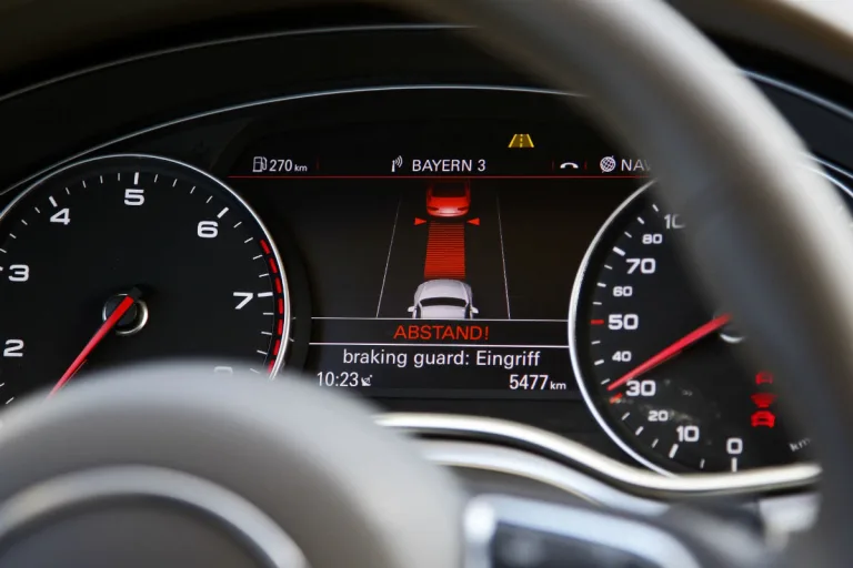 Deutschmühlental - Kind mit E-Klasse Mercedes unterwegs