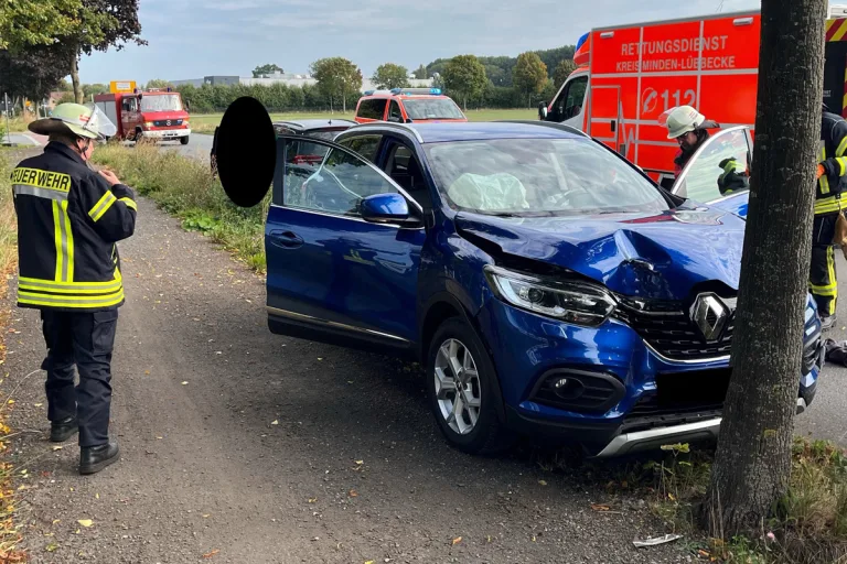 Lübbecke NW – Fahrer nach Kollision mit Baum verletzt