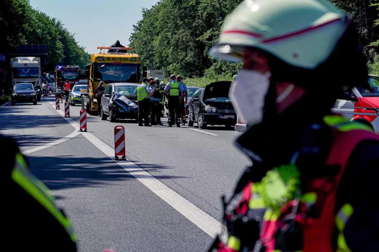 Beverbach - Sechs Verletzte bei schwerem Unfall auf der Autobahn