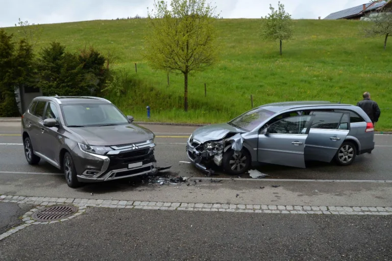Frontalkollision zwischen zwei Autos in Speicher AR