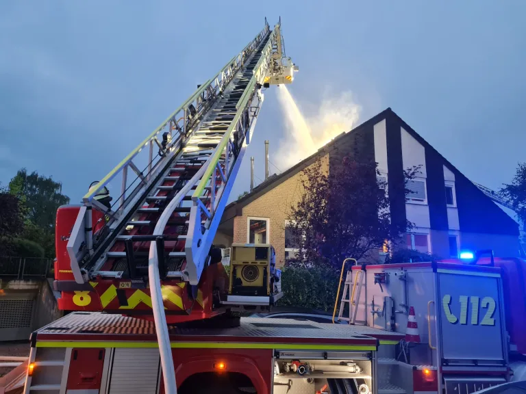 Dortmund – Dachstuhlbrand durch Blitzeinschlag