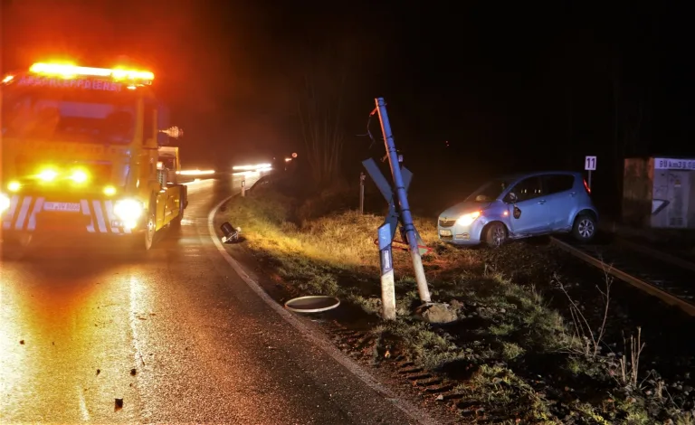 Höxter – Auto landet auf Bahngleisen