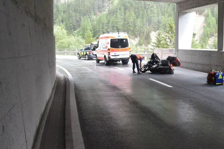 Unfall in Martina GR - Sozia nach Sturz verletzt