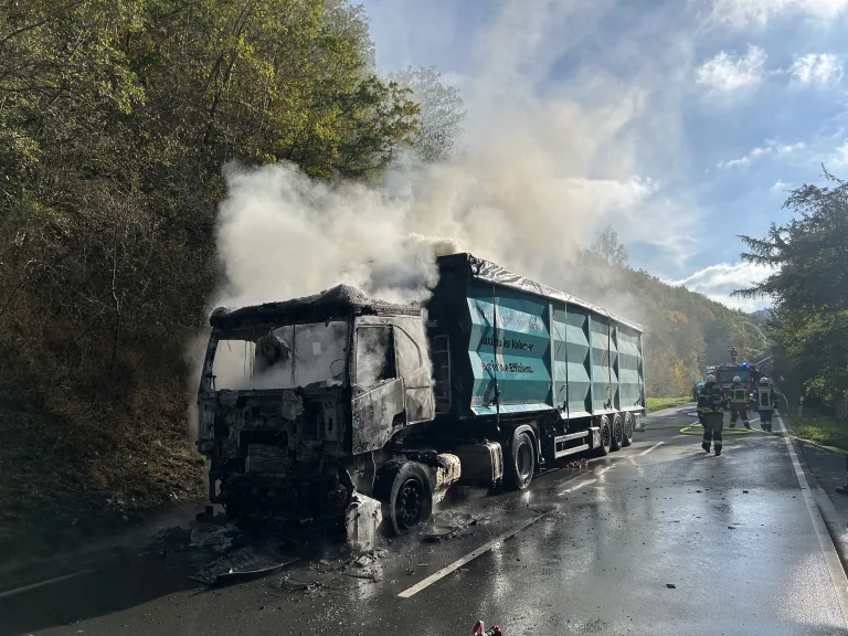 Lennestadt – Sattelzug mit Holz gerät auf B55 in Brand