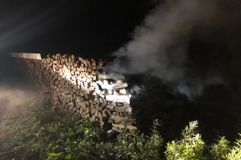 Eggerstanden/AI - Scheiterbeige in Brand geraten