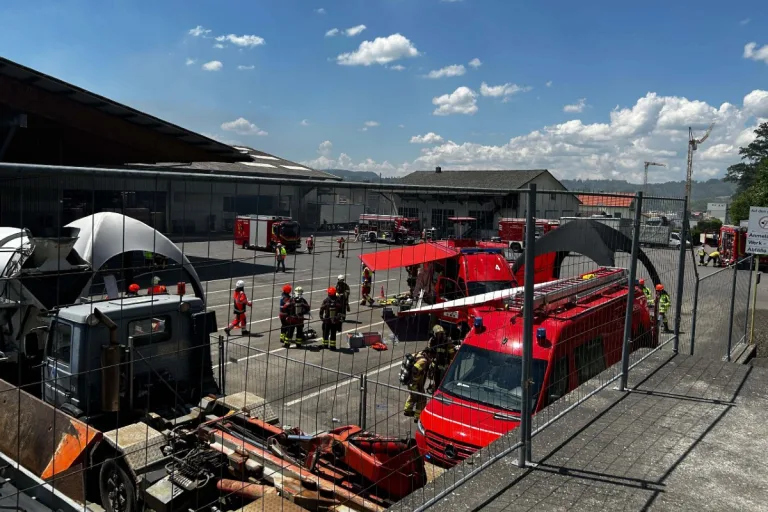 Klingnau AG - Brand in Recyclingbetrieb verursacht hohen Schaden