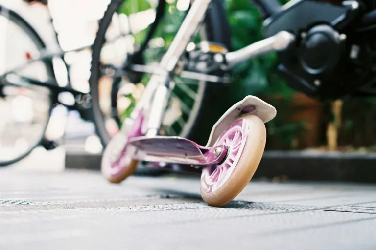 Basel - Kind auf einem Trottinett vom Auto erfasst
