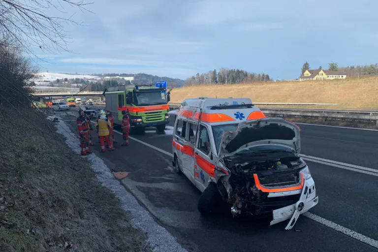 A3 Wädenswil ZH – Kollision zwischen Auto und Rettungsfahrzeug