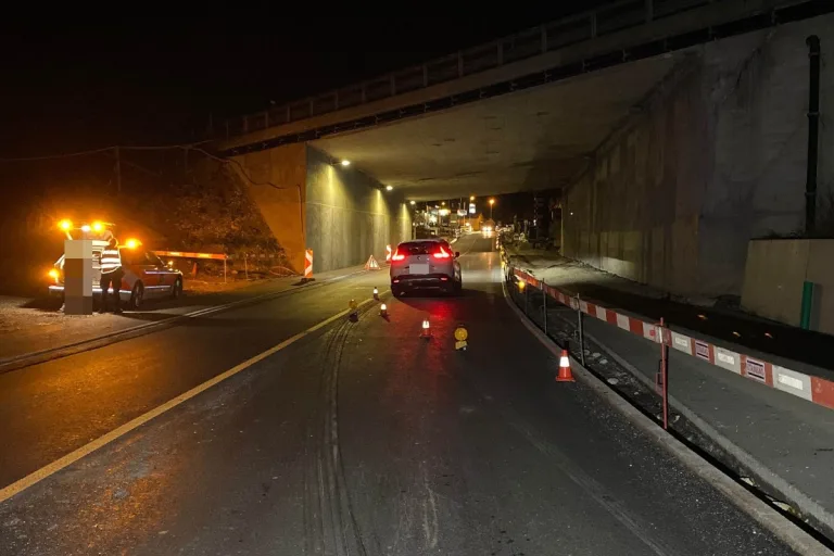 Egerkingen SG - Autolenkerin prallt bei Selbstunfall in Baustellenelemente
