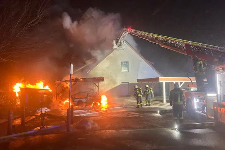 Zeven – Fahrzeugbrand greift auf Carport und Wohnhaus über