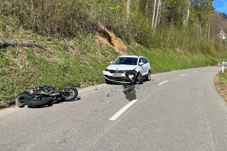 Hochwald SO – Überholmanöver einer Motorradfahrerin endet mit Unfall