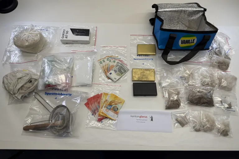 Näfels GL – Polizei stellt ein Kilo Heroin sicher