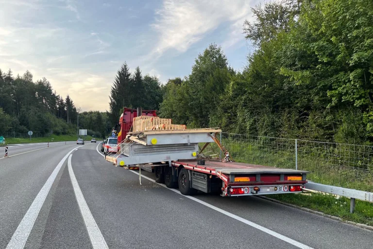 Rapperswil-Jona SG - Ladung während der Fahrt gekippt