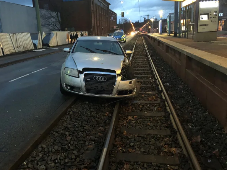 Bielefeld -Brackwede: Unfall endete auf Stadtbahnschienen – Fahrer flüchtig