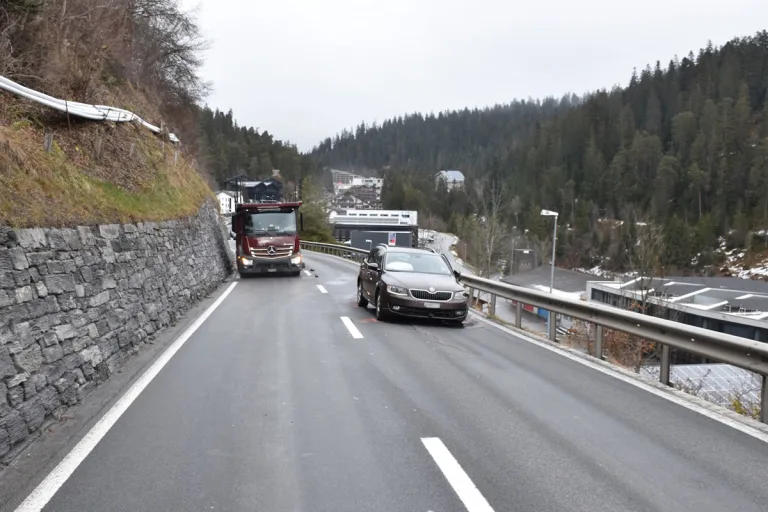 Laax GR – Mit Autotransporter kollidiert