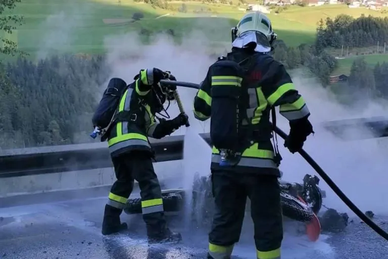 Mühlbachl - Motorrad fing nach Unfall Feuer