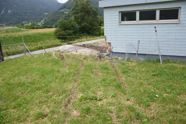  Ziegelbrücke - Auto landet in Linthkanal 