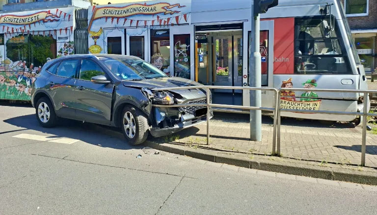 Ratingen – Unfall zwischen Straßenbahn und PKW