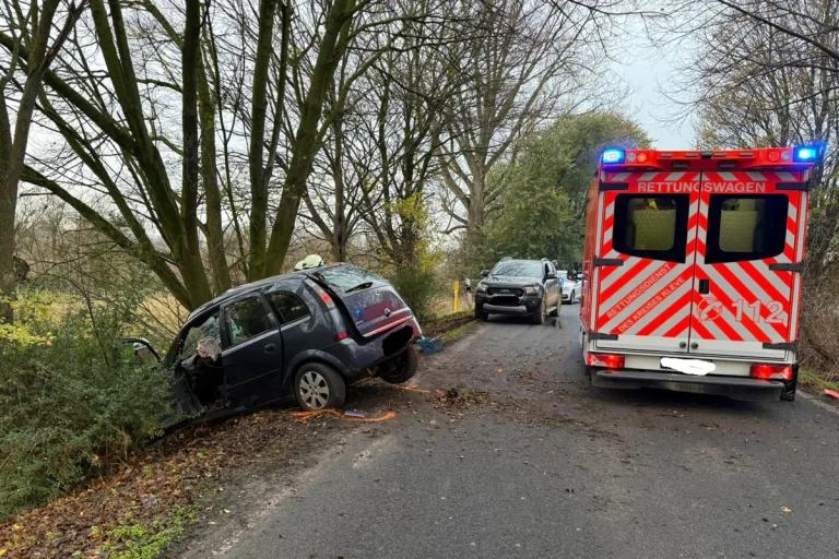 Kalkar NW – Autofahrer nach Unfall eingeklemmt und schwer verletzt