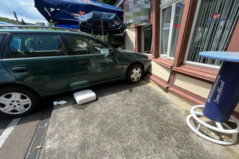 Unfall in Rodersdorf SO – Autofahrer prallt in Pizzeria