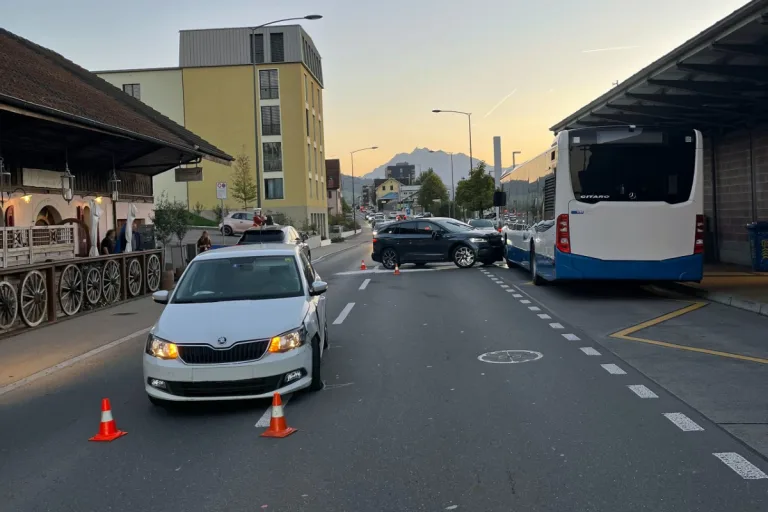 60'000 Franken Sachschaden in Root LU - Kollision mit zwei Autos und vbl-Bus