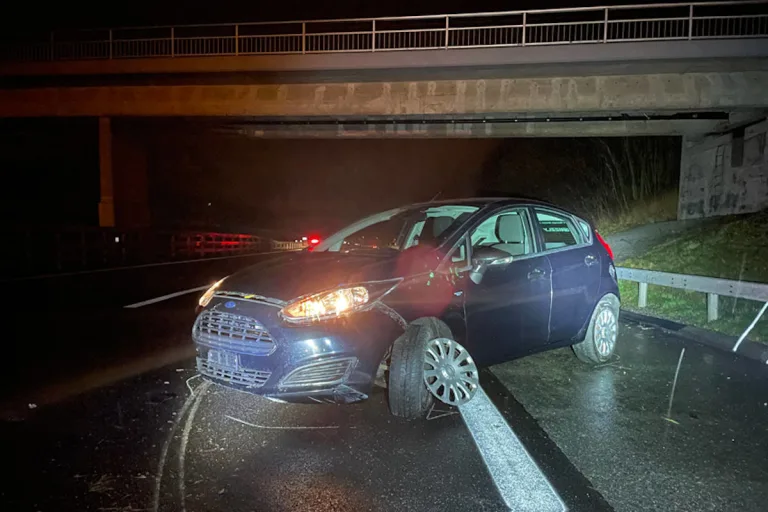 A2 Uffikon LU – Lenkerin verliert Kontrolle und kommt von Strasse ab